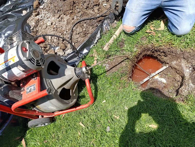 Técnico destapando cañería con máquina en Quito