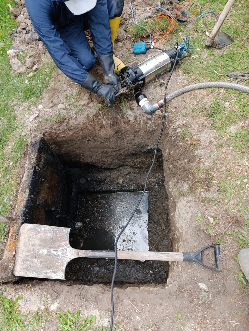 Detección de fuga de agua en excavación realizada por Plomeros y Destapes Quito